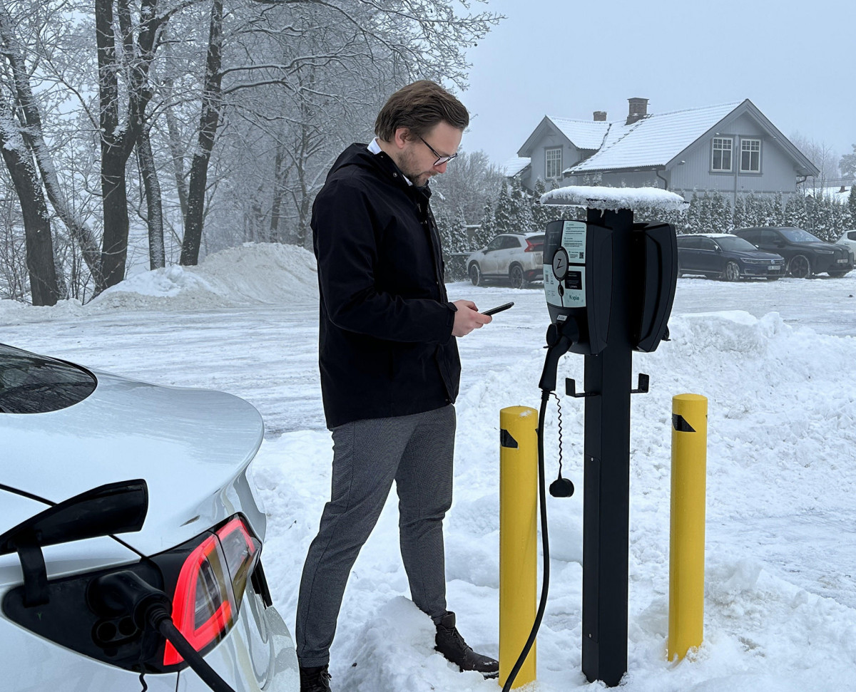 Henning fra Kople fikser oppkobling med mobil til elbillader.