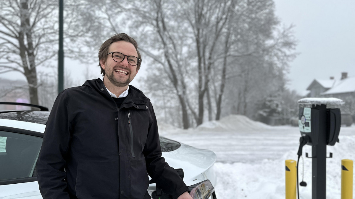 Henning fra Kople lader bilen med elbillader på parkeringsplass